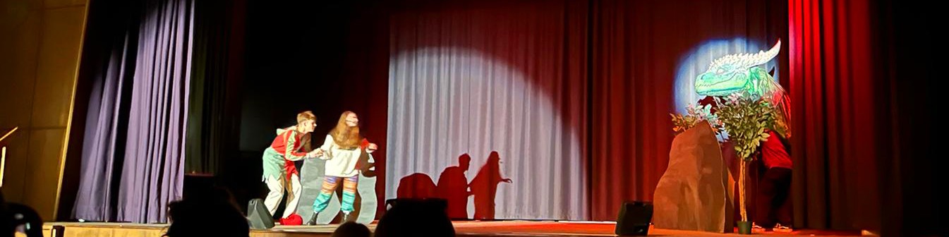 Theateraufführung auf der Bühne der Aula